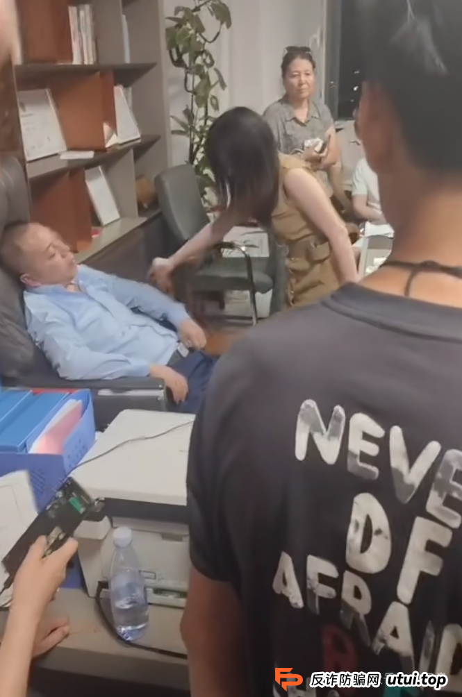 树拍易购资金盘崩盘,万人维权!警方已经立案了,特警接管在维持秩序,无数人血本无归!(6) 树拍易购资金盘崩盘,万人维权!警方已经立案了,特警接管在维持秩序,无数人血本无归!(6)